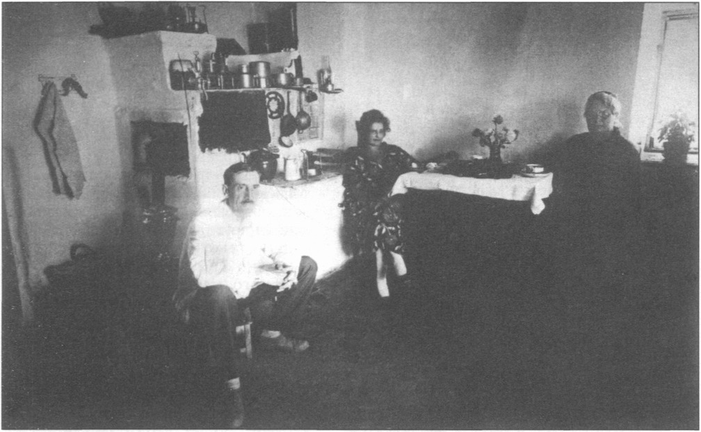 А.С. и Н.Н. Грин, О.А. Миронова (мать жены писателя) в доме на ул. Галерейной. Феодосия, 1927 г.